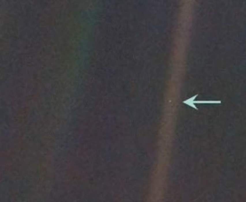 Un punto azul palido, la Tierra vista por Voyager 1, cuando había sobrepasado la órbita de Neptuno